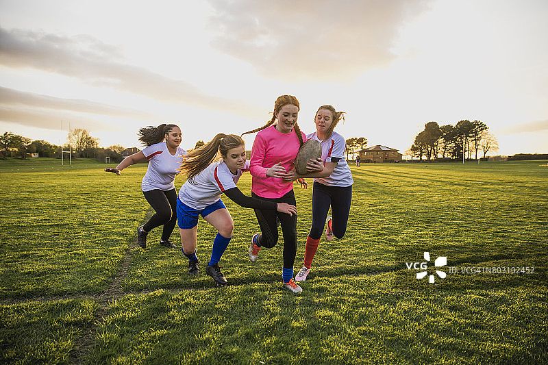 玩橄榄球比赛的少女们图片素材