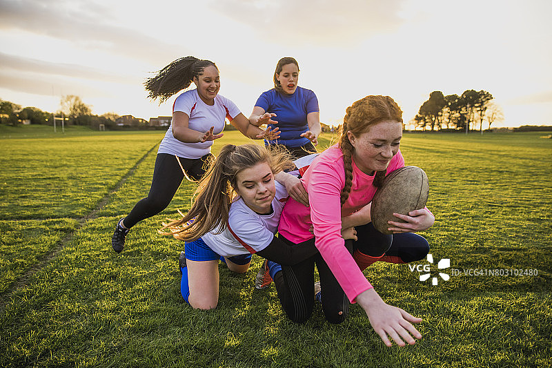 玩橄榄球比赛的少女们图片素材