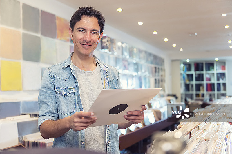 在唱片店的年轻音乐爱好者图片素材