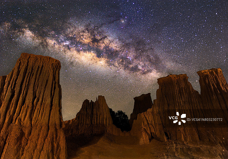 泰国沙缴府拉鲁岩层公园峡谷上的银河图片素材