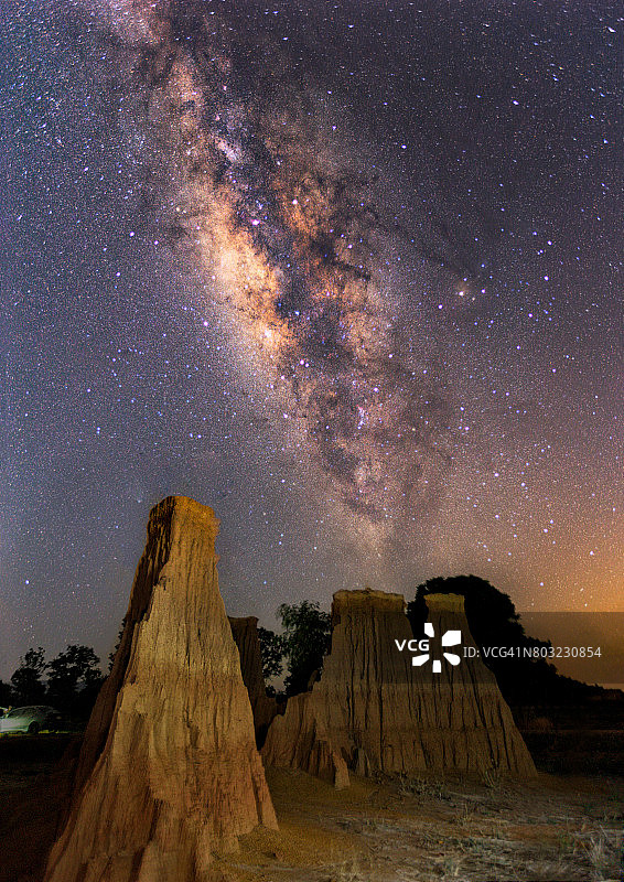 泰国沙缴府拉鲁岩层公园峡谷上的银河图片素材