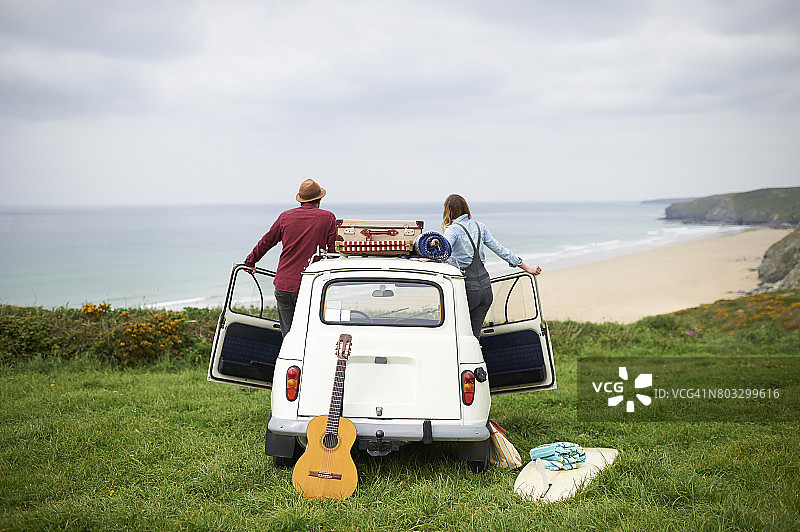 在海边公路旅行的时髦情侣图片素材