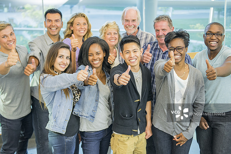 大学校园里的集体图片素材