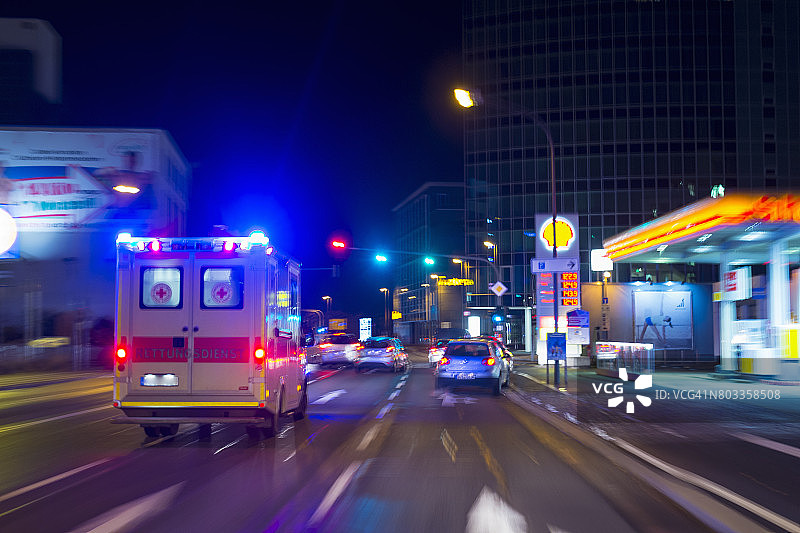 夜间驾车视角，德国巴伐利亚州维尔茨堡图片素材