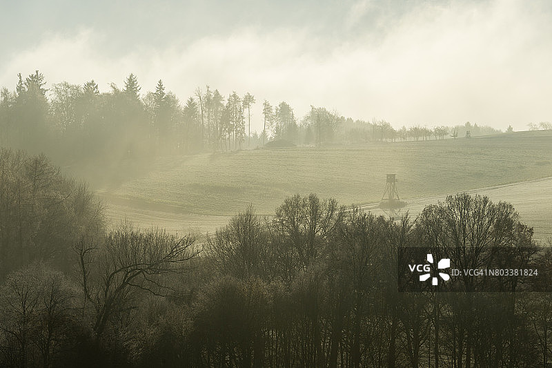 德国黑森州奥登瓦尔德地区的乡村秋景与白霜图片素材