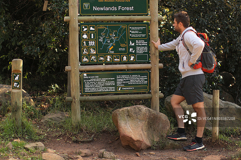 徒步旅行者在看森林地图图片素材