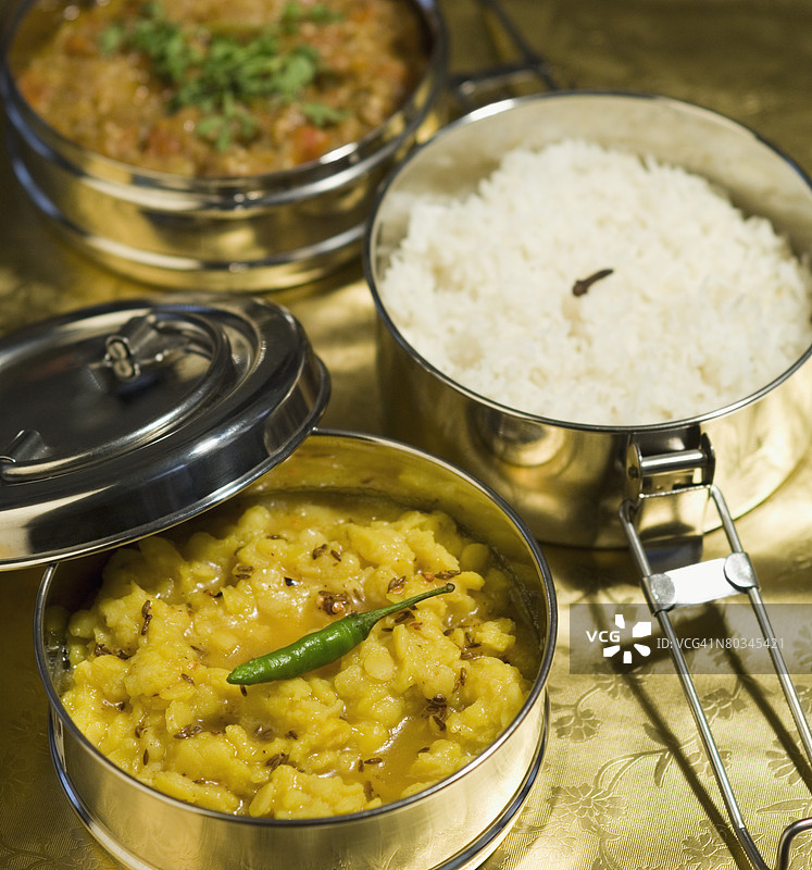 米饭和咖喱的便当盒特写图片素材