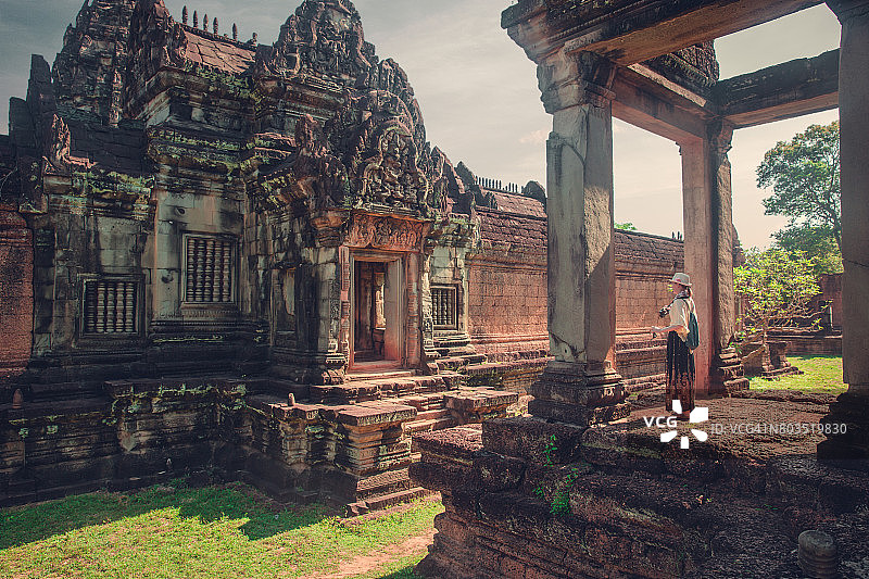 女游客在柬埔寨暹粒的班迭萨姆雷寺拍摄日出图片素材