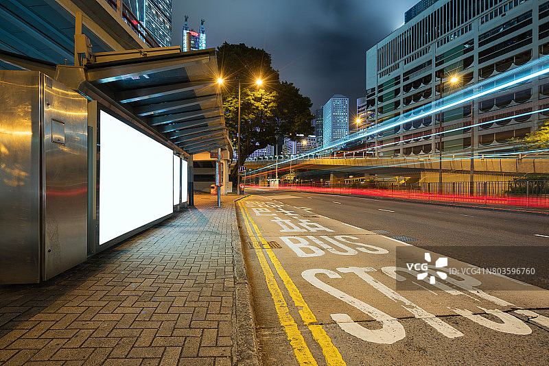 夜晚的城市交通和城市景观图片素材