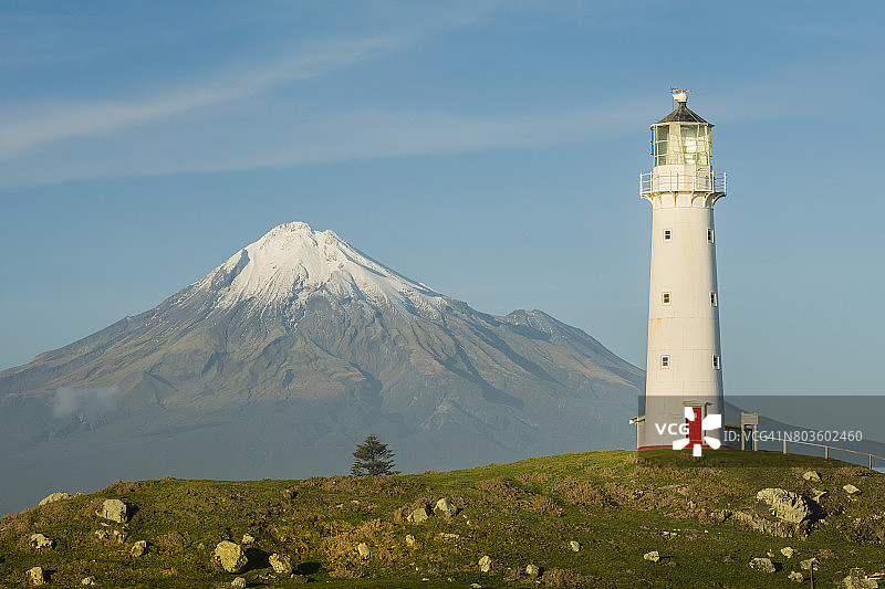 埃格蒙特角灯塔与塔拉纳基山，新西兰图片素材