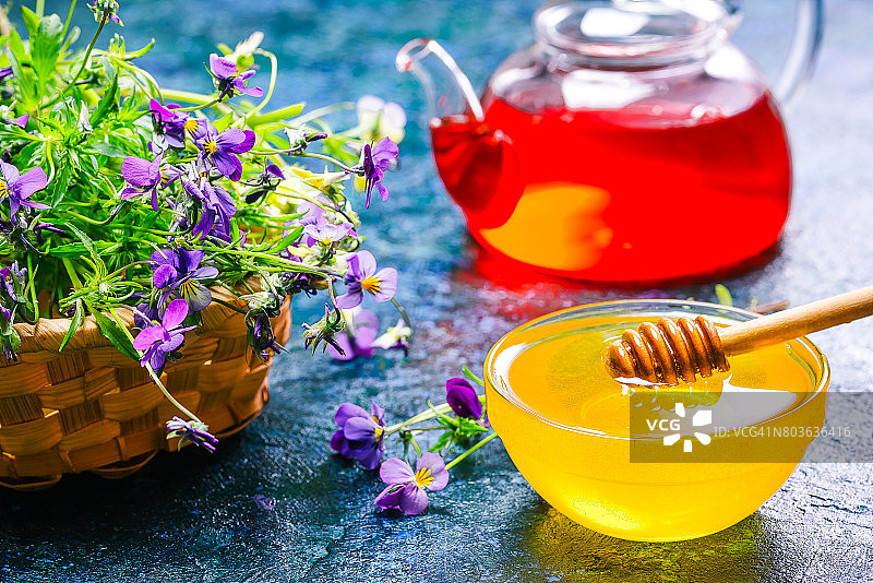 蜂蜜、茶和野生三色堇图片素材
