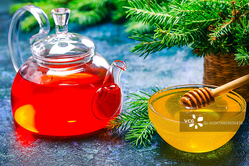 蜂蜜、茶和常绿树枝图片素材