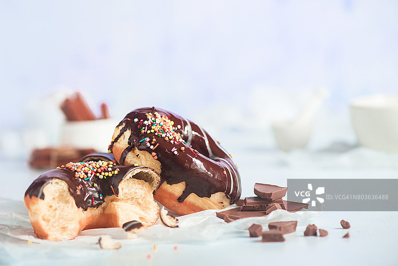 带糖屑和碎屑的巧克力甜甜圈图片素材