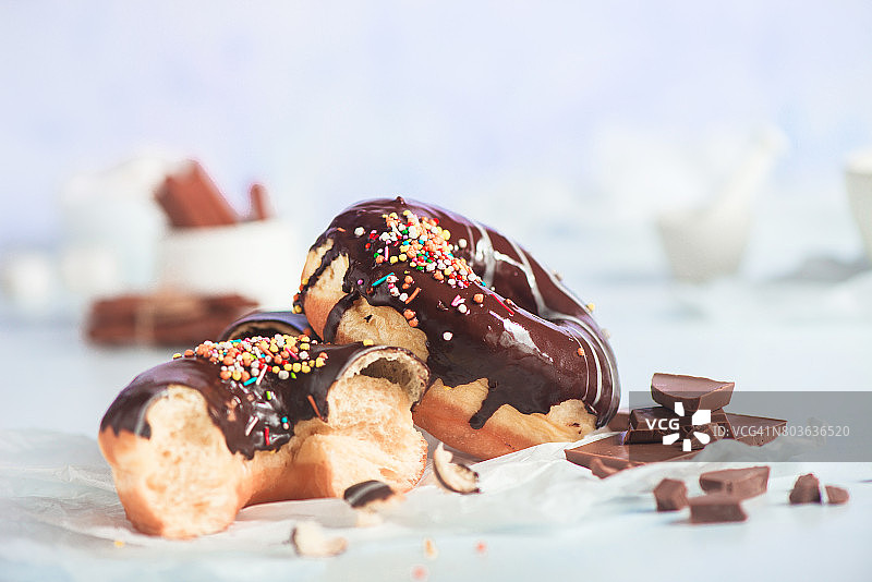 带糖屑和碎屑的巧克力甜甜圈图片素材