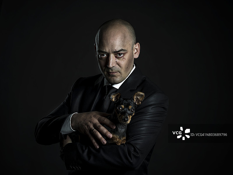 西装革履、表情严肃、光头且流着血泪的男人图片素材