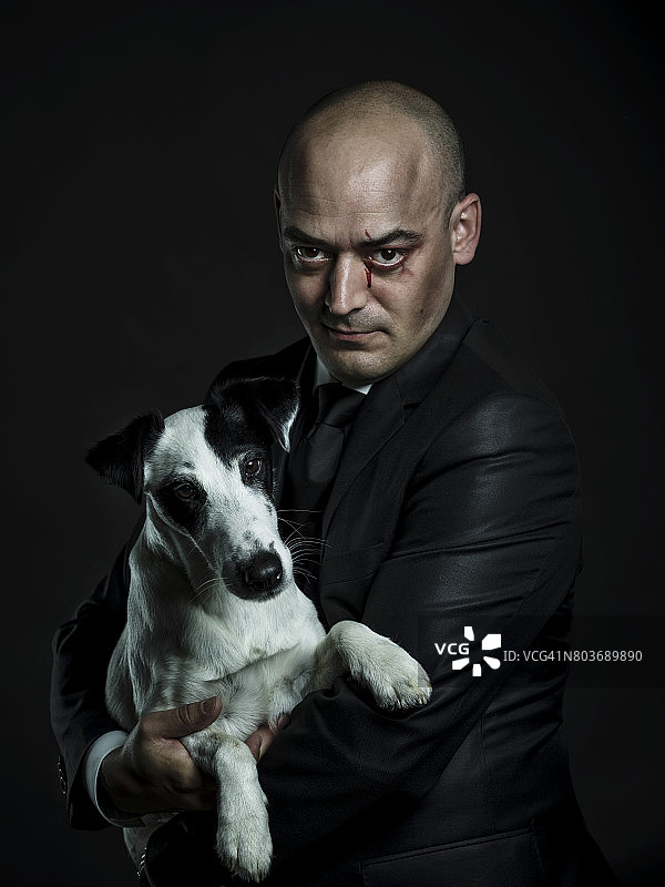 西装革履、表情严肃、光头且流着血泪的男人图片素材