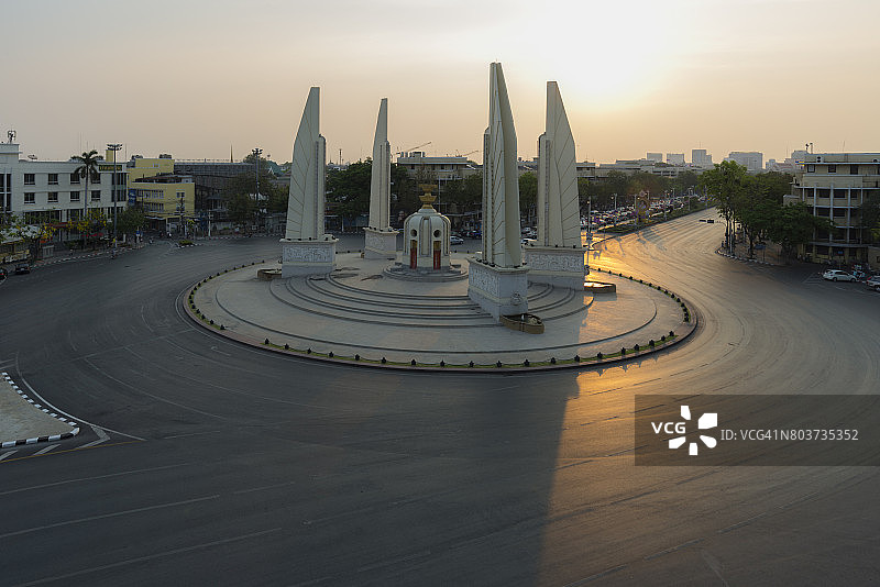 泰国曼谷日落时分的民主纪念碑图片素材