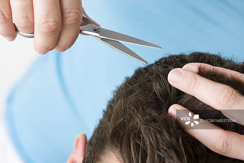 男子理发图片素材