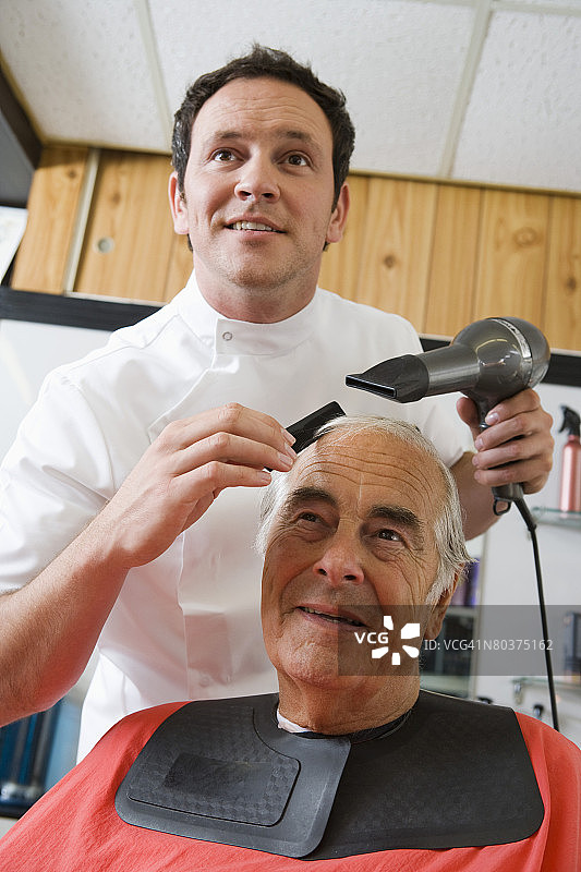 理发师吹干男人的头发图片素材