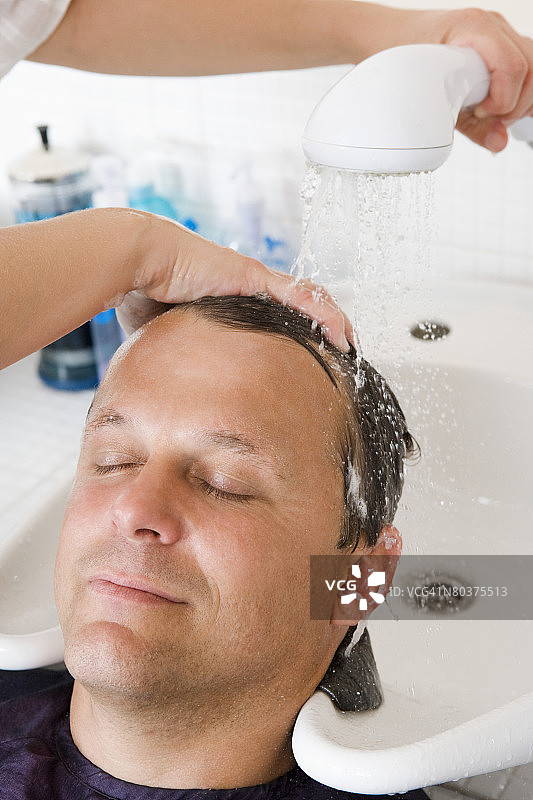理发师为男士洗发图片素材
