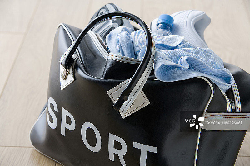 装有运动服的行李包图片素材