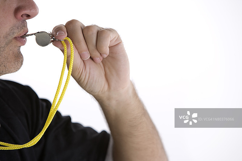 吹口哨的裁判图片素材