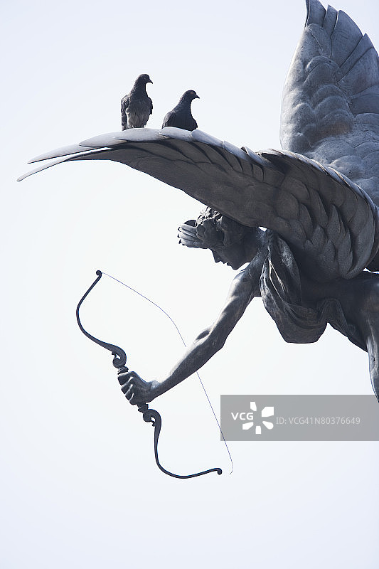 天使雕像射箭的鸟类图片素材