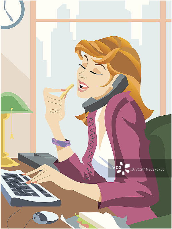 女商人边工作边吃午餐图片素材