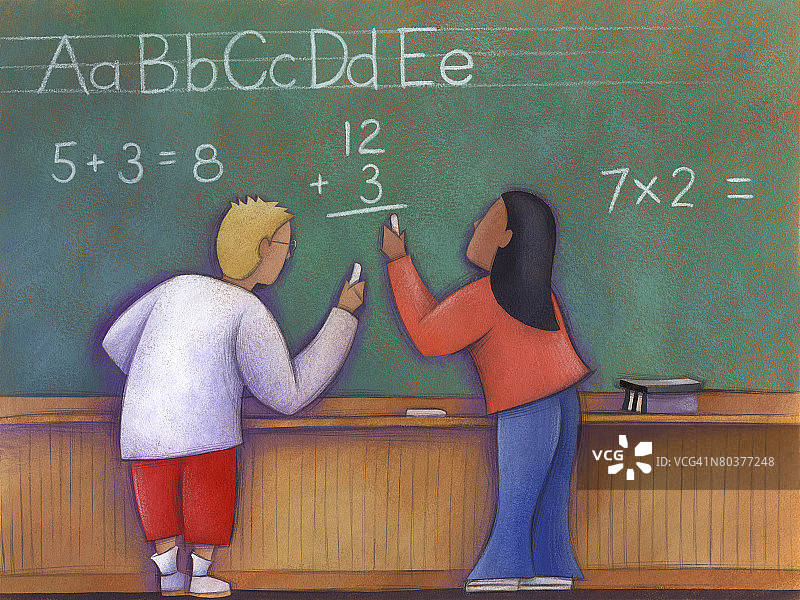 两个孩子在教室的黑板上做数学题图片素材