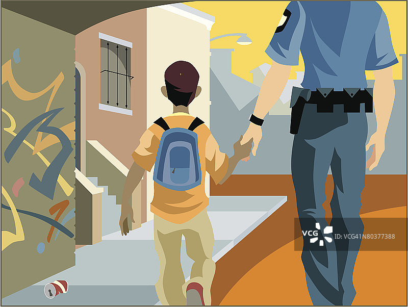 一个白人男警官牵着一个非裔美国男孩的手走着图片素材