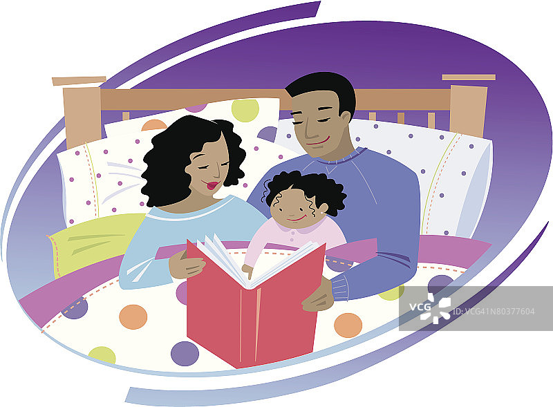 一家人阅读睡前故事图片素材