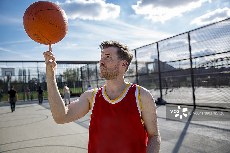 年轻男人打篮球图片素材