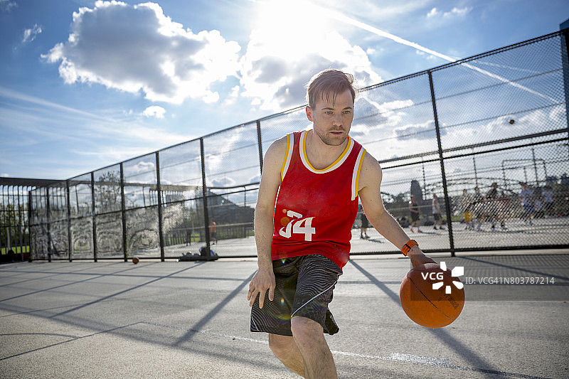 年轻男人打篮球图片素材