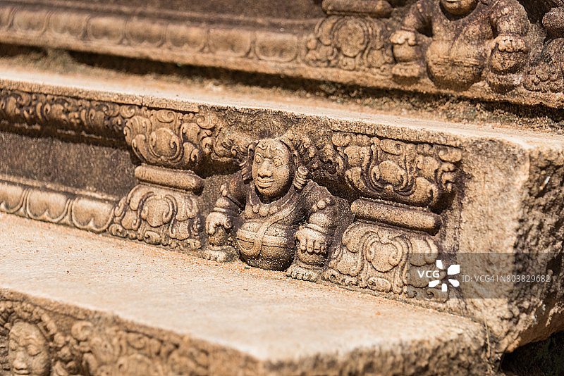 斯里兰卡阿努拉德普勒Mahasena宫殿的守护神雕刻浮雕，被称为跳舞的矮人图片素材