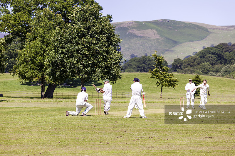 约克郡河谷的夏日：博尔顿修道院的板球比赛，英国北约克郡图片素材