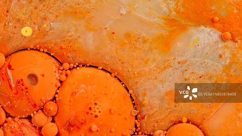 橙白色冰棒球体，鲜艳的油漆和油色漩涡图片素材