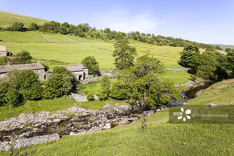 约克郡山谷的夏天：沃肯斯韦特农场，位于英国北约克郡哈伯霍尔姆村附近的朗斯特罗思代尔图片素材