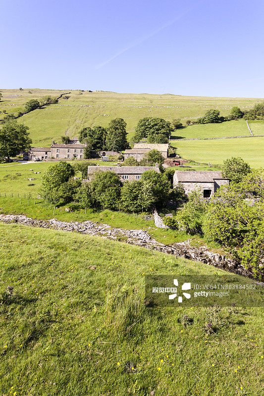约克郡山谷的夏天：沃肯斯韦特农场，位于英国北约克郡哈伯霍尔姆村附近的朗斯特罗思代尔图片素材