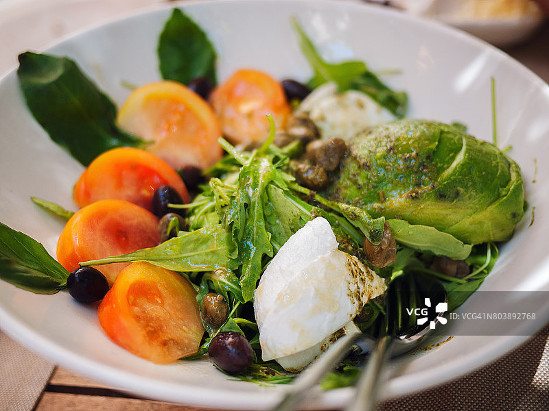 牛油果番茄火箭农夫奶酪黑橄榄沙拉图片素材