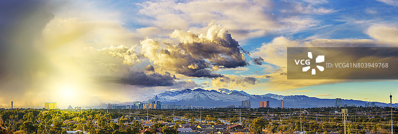 傍晚时分，带有风暴云的拉斯维加斯全景图片素材