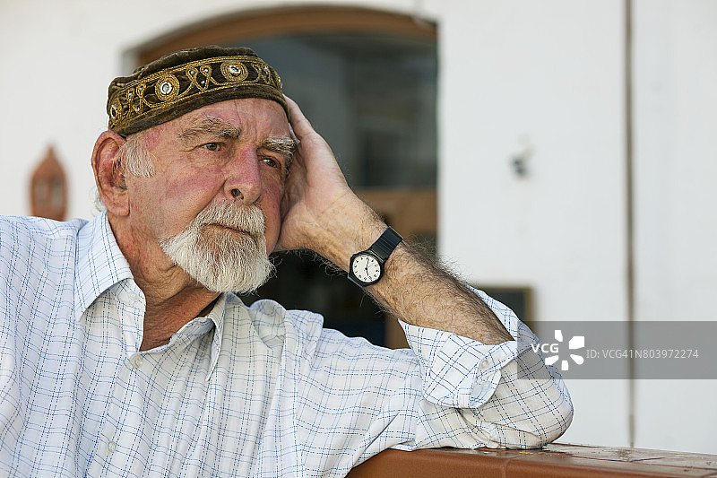 在咖啡馆戴帽子的中年男人图片素材