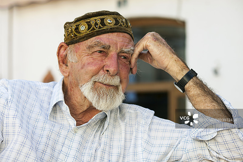 在咖啡馆戴帽子的中年男人图片素材