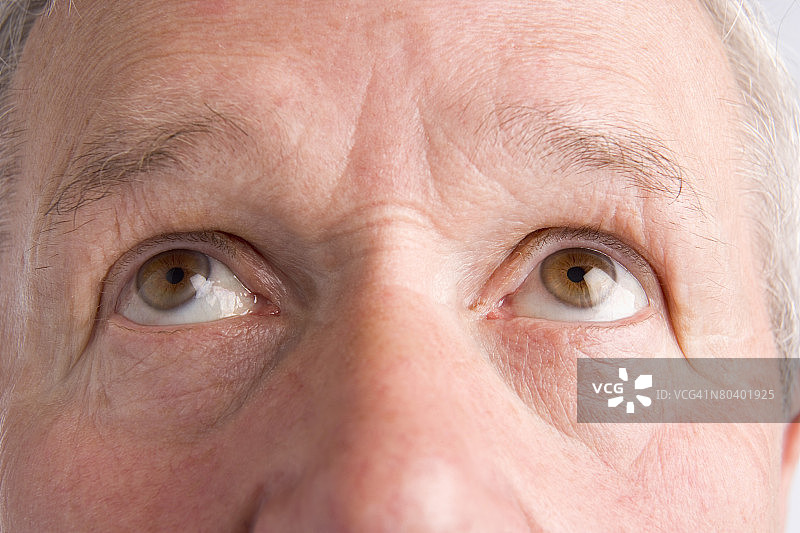 男人抬头向上看图片素材