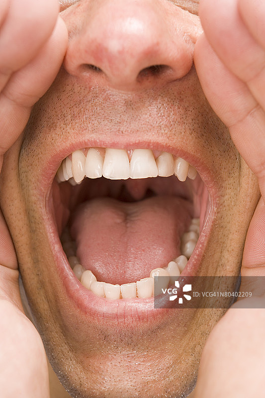 男人在喊叫图片素材