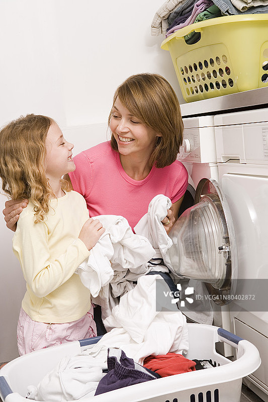 女人和孩子一起洗衣服图片素材