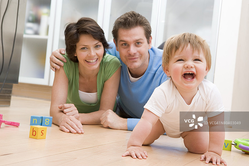 和父母一起爬行的婴儿图片素材