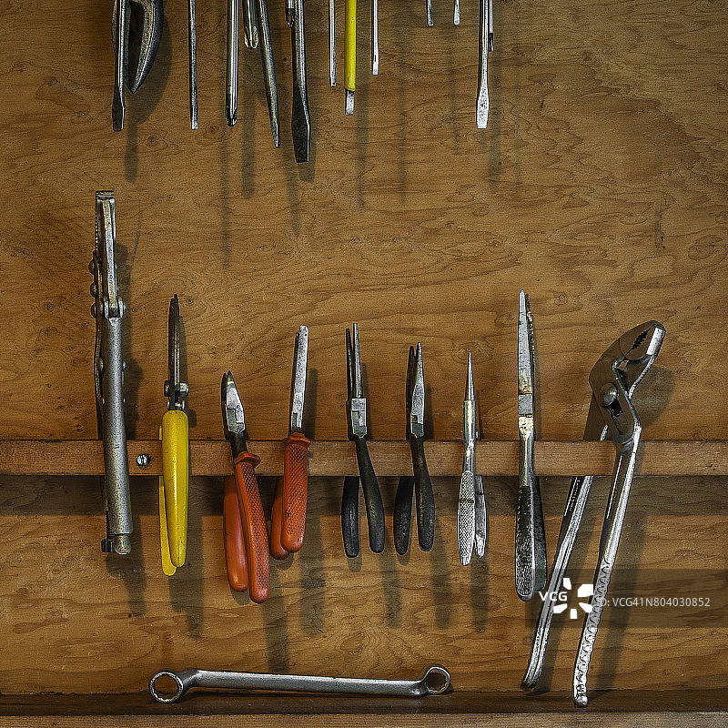 居家时光：木制工具柜图片素材