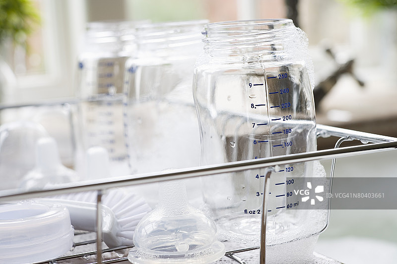 清洗过的婴儿奶瓶图片素材