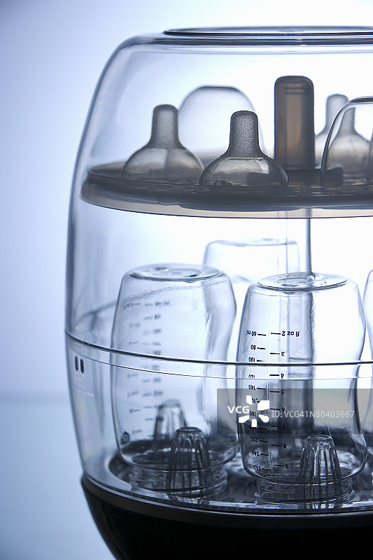 消毒器中的婴儿奶瓶图片素材