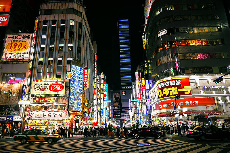 Nightlife at Central Road (中央通り) Connecting to Shinjuku Toho Building (新宿東宝ビル) in Kabukicho (歌舞伎町),  Shinjuku (新宿), Tokyo (東京) Japan图片素材